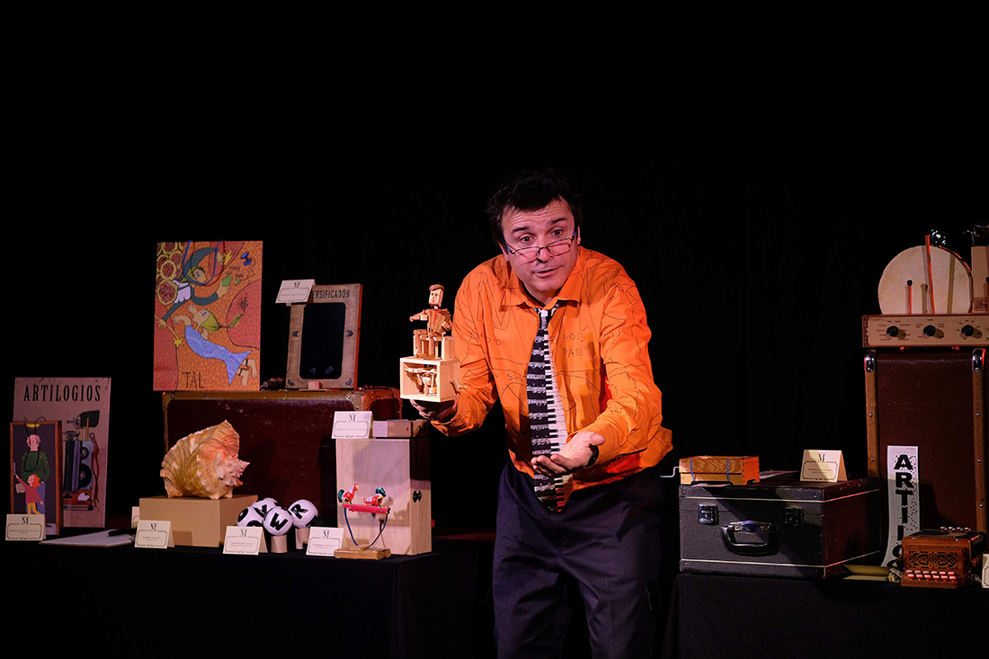 Hombre mostrando marioneta de madera