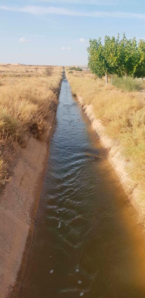 al3-Canal-de-desagüe-del-embalse-visto-desde-el-pueblo-498x1024
